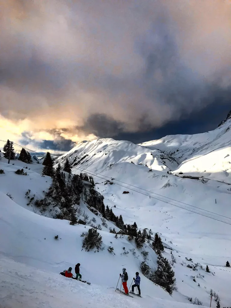 Lech Berge Wolken Schnee Skifahrer