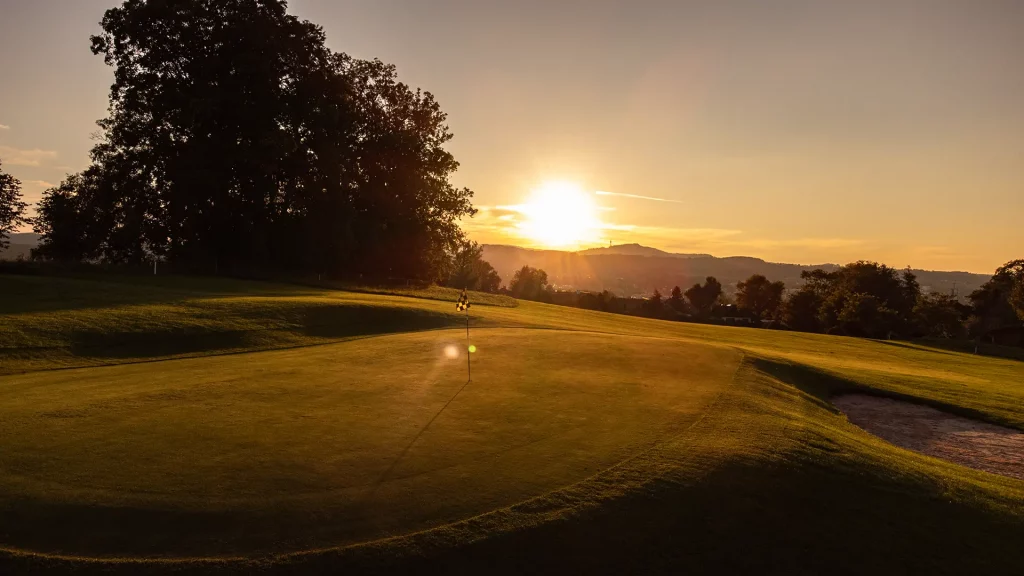 Allgäu Schloßgut Lenzfried Golf - Bahn 1 Sonnenuntergang